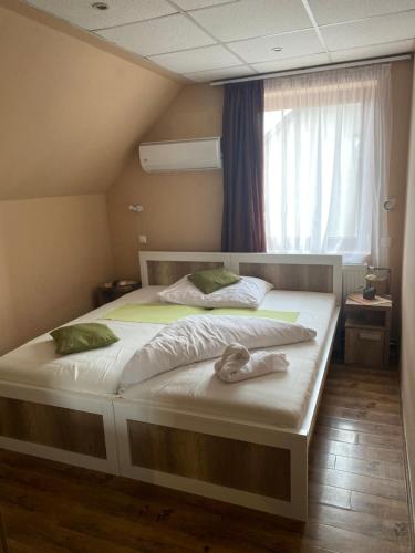 尼尔巴托尔绝对酒店及旅馆的一间卧室设有两张床和窗户。