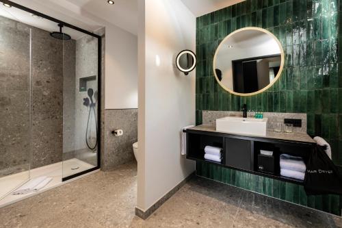 汉堡Clipper Boardinghouse - Hamburg-Michel的带淋浴、盥洗盆和镜子的浴室