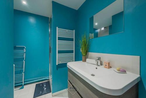 谢西Disney House的蓝色的浴室设有水槽和镜子