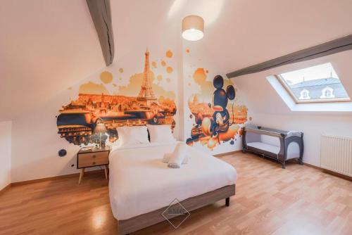 谢西Disney House的一间卧室配有一张床和艾菲尔铁塔壁画