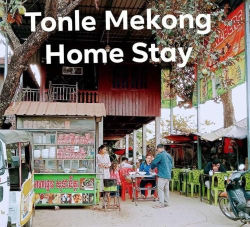 Krong KrachehTonle Mekong Homestay的一家家居商店,人们坐在桌子前