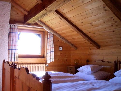 巴特欣德朗Knusperhäusle Reckenberg的木屋内的卧室配有一张大床