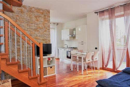 贝加莫Affittimoderni Bergamo Classic - BGCO09的一间带楼梯的客厅和一间带桌子的厨房
