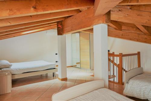 贝加莫Affittimoderni Bergamo Classic - BGCO09的一间卧室设有床铺,楼梯设有木制天花板