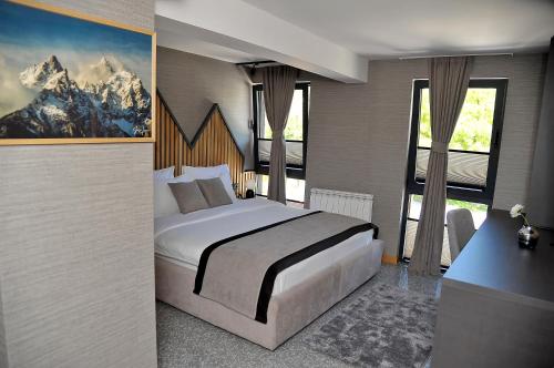 科拉欣Modern Mountain的一间卧室设有一张大床和一个大窗户