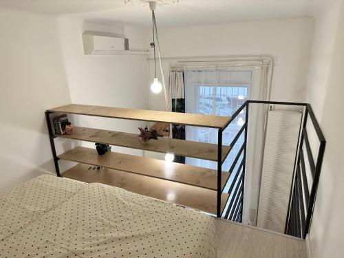 布达佩斯22号公寓的客房设有楼梯、一张床和一张桌子