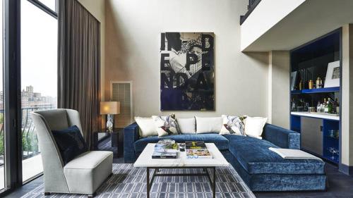 哈德斯菲尔德Empire apartment的客厅配有蓝色的沙发和桌子