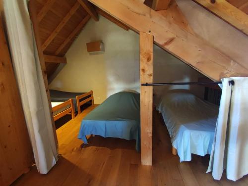 Puy-SanièresChalet Mounette Ski Sauna Lac Embrun的阁楼间 - 带两张床