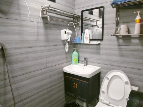 南靖县南靖土楼庆德楼客栈的一间带卫生间、水槽和镜子的浴室