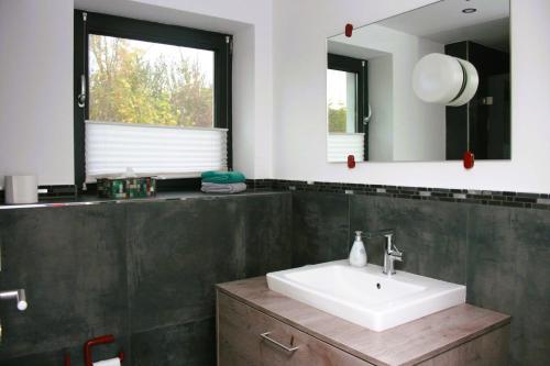 克莱沃Ferienwohnung Die Idyllische mit Sauna的一间带水槽和镜子的浴室