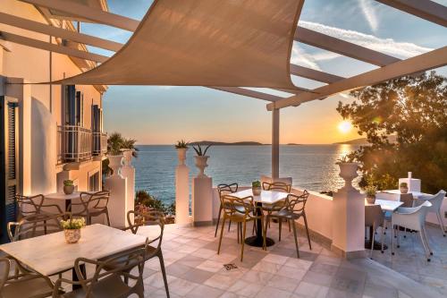 巴特斯欧安洛萨海滩酒店的一个带桌椅的海景庭院