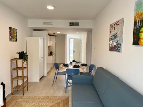 福恩吉罗拉Bnbook Medea Apartments 2的客厅配有蓝色的沙发和桌子