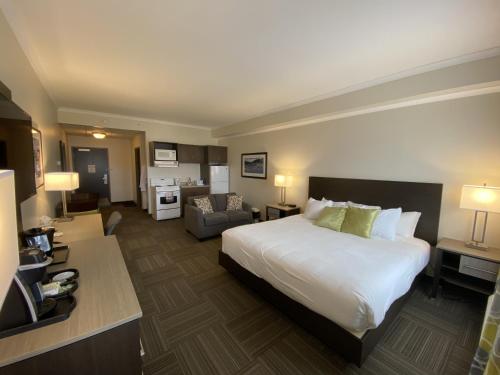 圣约翰斯Crossroads Inn & Suites的酒店客房设有床和客厅。