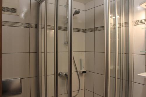 克尔斯特尔巴赫尊姆陶蹦谷昂德机场 - 酒店的浴室里设有玻璃门淋浴