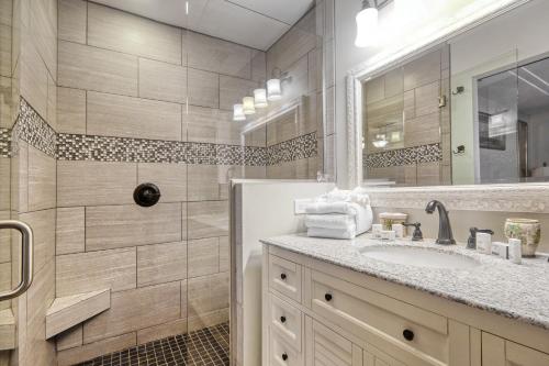 默特尔比奇Palm Oaks Estate的带淋浴、盥洗盆和镜子的浴室
