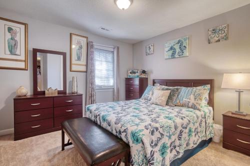 默特尔比奇Palm Oaks Estate的一间卧室配有一张带梳妆台和镜子的床