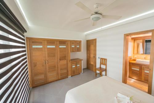 拉斯特拉纳斯Aligio Apart-hotel & Spa - Las Terrenas的一间卧室配有一张床和吊扇
