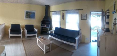 FranskraalstrandYellow Submarine的客厅配有沙发、两把椅子和一张桌子