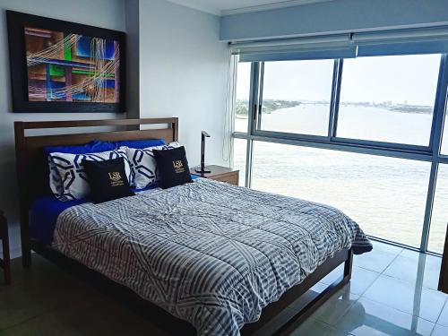 瓜亚基尔Apartments Puerto Santa Ana的一间卧室设有一张床和一个大窗户