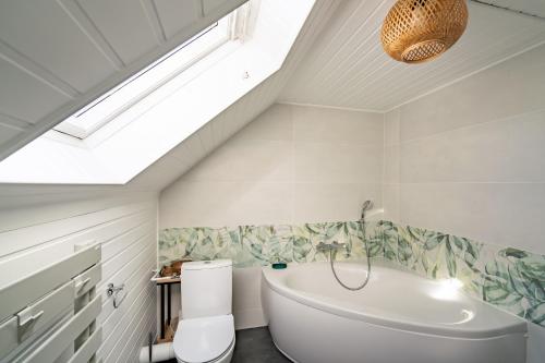 贝诺代Ty Bigorn'oh的浴室配有盥洗盆和浴缸。