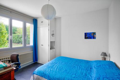 贝诺代Ty Bigorn'oh的一间卧室设有蓝色的床和窗户。