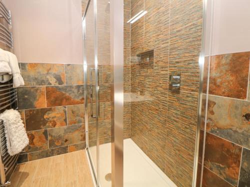 德朗菲尔德Glenhurst的带淋浴的浴室和玻璃门