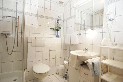 雷特温克尔Haus Regner的浴室配有卫生间、盥洗盆和淋浴。