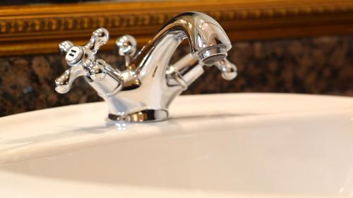 雅西Hotel Majestic的浴室水槽配有银色水龙头