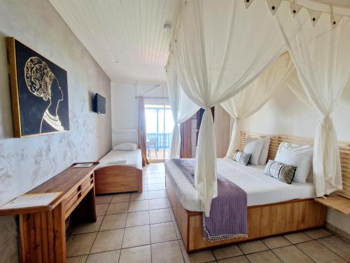 Quartier Morne PavillonHotel Le Manguier的一间卧室配有一张带蚊帐的床