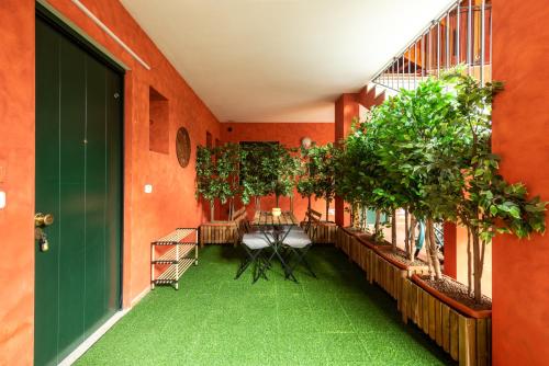 维琴察Piccolo Borgo di Raoul的绿地和植物走廊