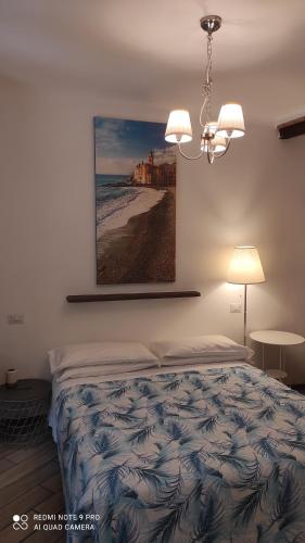 卡莫利拉吉奥亚住宿加早餐旅馆的卧室配有一张床,墙上挂有绘画作品