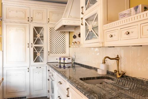 考斯赛力克Apartament SWEET HOME的厨房配有白色橱柜和水槽
