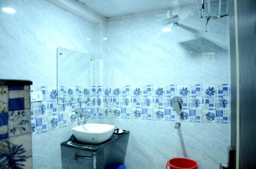 占西Hotel hari palace的蓝色和白色的浴室设有水槽