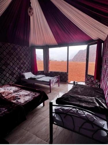 瓦迪拉姆MOHAMMED ZAWAIDAH CAMP的一间卧室设有两张床和大窗户