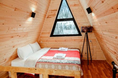 梅斯蒂亚Cozy chalet in Mestia的小木屋内的一张床位,设有窗户