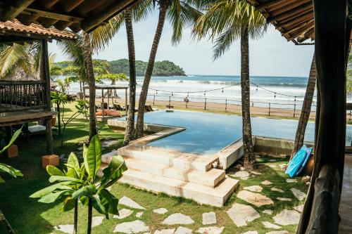 普拉纳维瑙El Sitio de Playa Venao的享有海滩美景的度假酒店设有游泳池