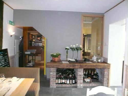 洛克伦拉巴拉卡酒店的客房设有带瓶装葡萄酒的壁炉。