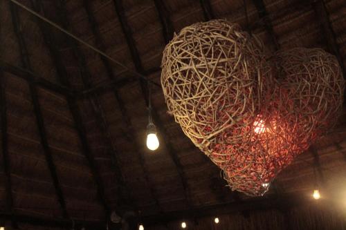 Macario GomezHanan Pacha的吊在天花板上的红色大心吊灯