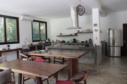 Macario GomezHanan Pacha的厨房配有木桌和水槽