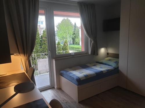 卢布尔雅那Apartma Vič Ljubljana的一间小卧室,配有床和窗户