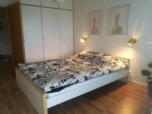 新考蓬基Ylimmän kerroksen luksusnäkymät ydinkeskustassa的一间卧室配有一张带黑白毯子的床