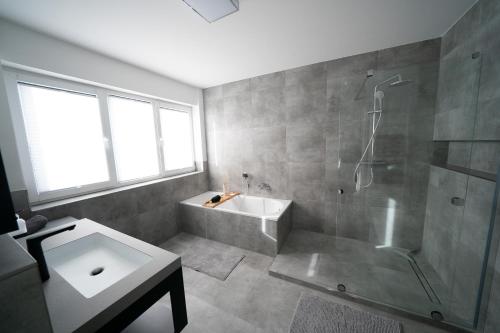奥斯纳布吕克Villa Emma的带淋浴、浴缸和盥洗盆的浴室