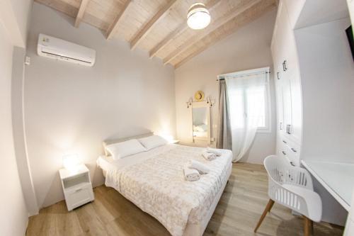 科孚镇Corfu Cicada House的白色卧室配有床和书桌