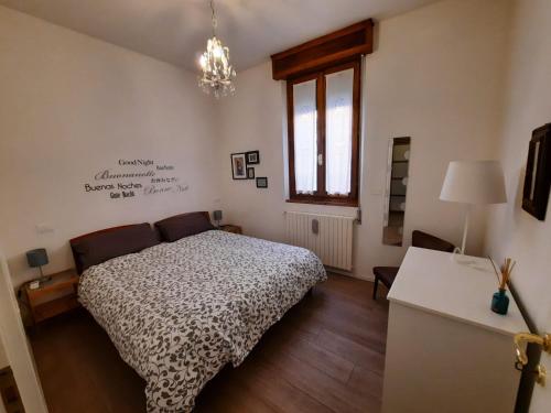 伊莫拉Ca' Rosone的一间卧室配有一张床、一张桌子和一个窗户。