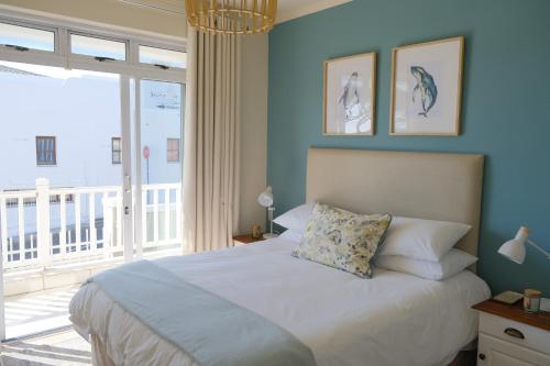 西蒙镇Penguin Paradise Apartment Simons Town的一间卧室设有一张床和一个大窗户