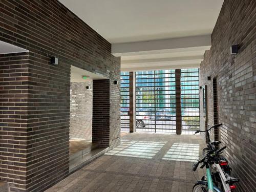 华沙Smart Apartment Ogrodowa的停放在砖墙房中的自行车