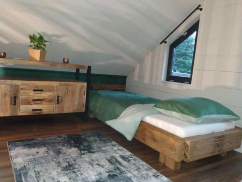 迪森Wooden cave的一间卧室配有一张床,帐篷内设有一个窗户