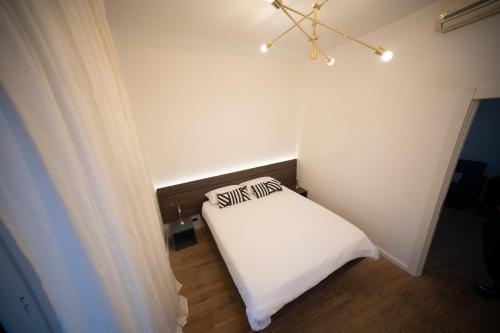 罗马Angelico Luxury House的卧室配有白色的床和两个枕头