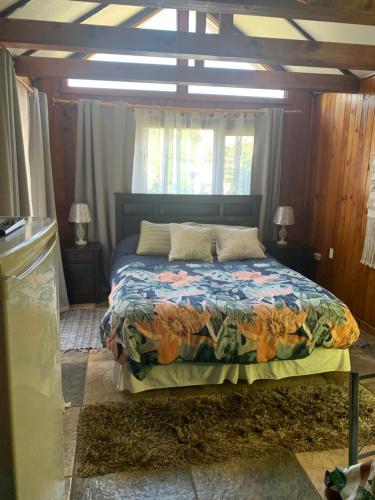 巴拉斯港Cabanas Klenner的一间卧室配有一张带五颜六色棉被的床