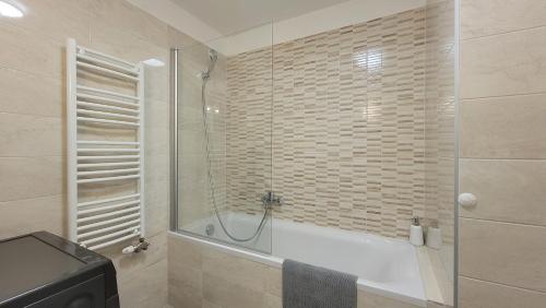 布达佩斯MM D Home Apartment的带淋浴和浴缸的浴室